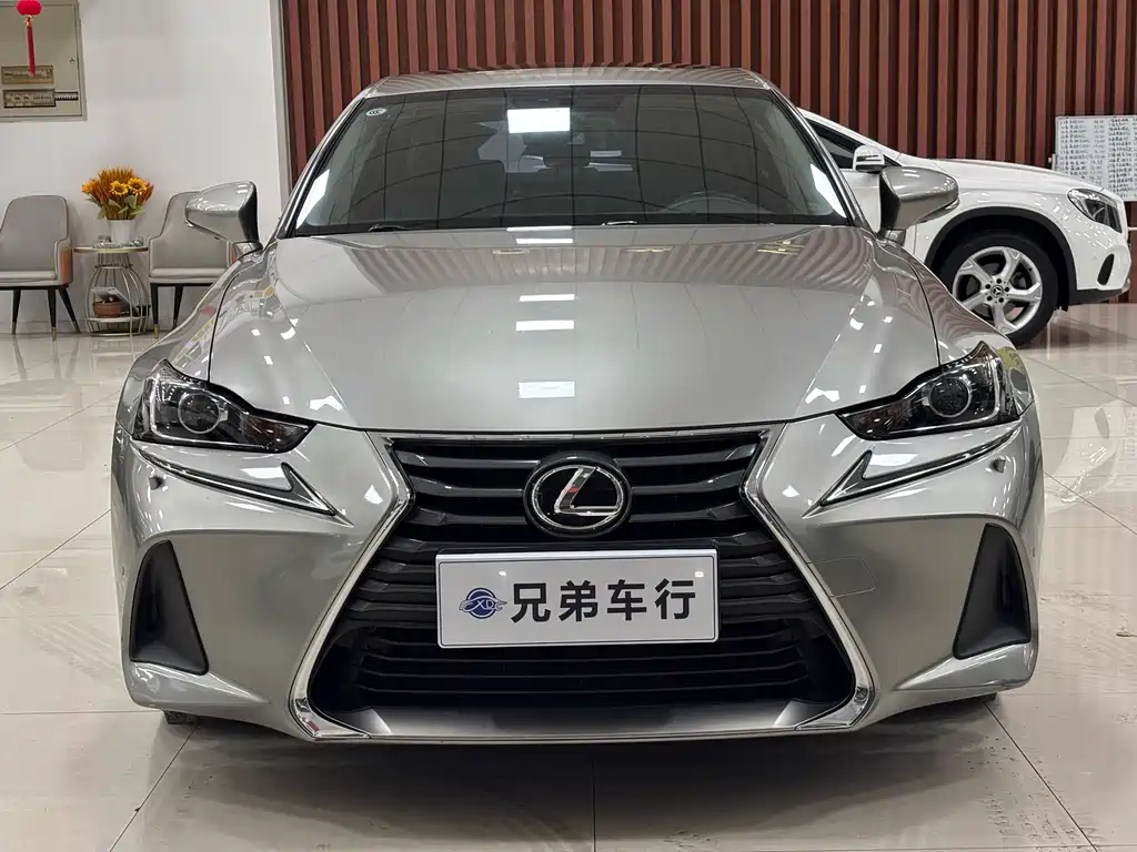 Lexus IS 2018 — фото 2