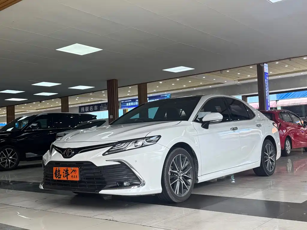 Toyota Camry 2022 — фото 1