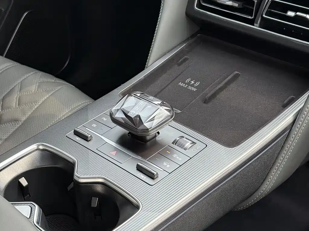 BYD L DM-i 2025 — фото 12