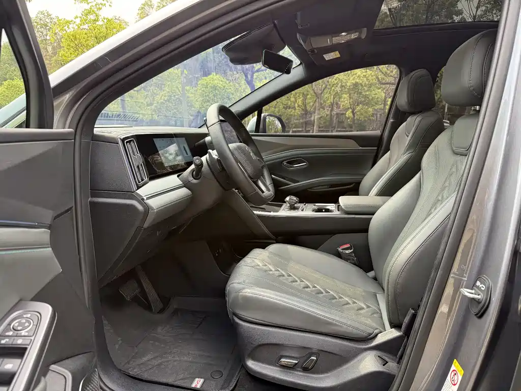 BYD L DM-i 2025 — фото 7