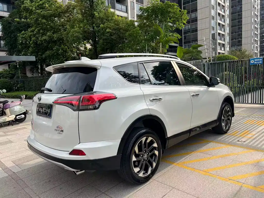 Toyota RAV4 2016 — фото 7