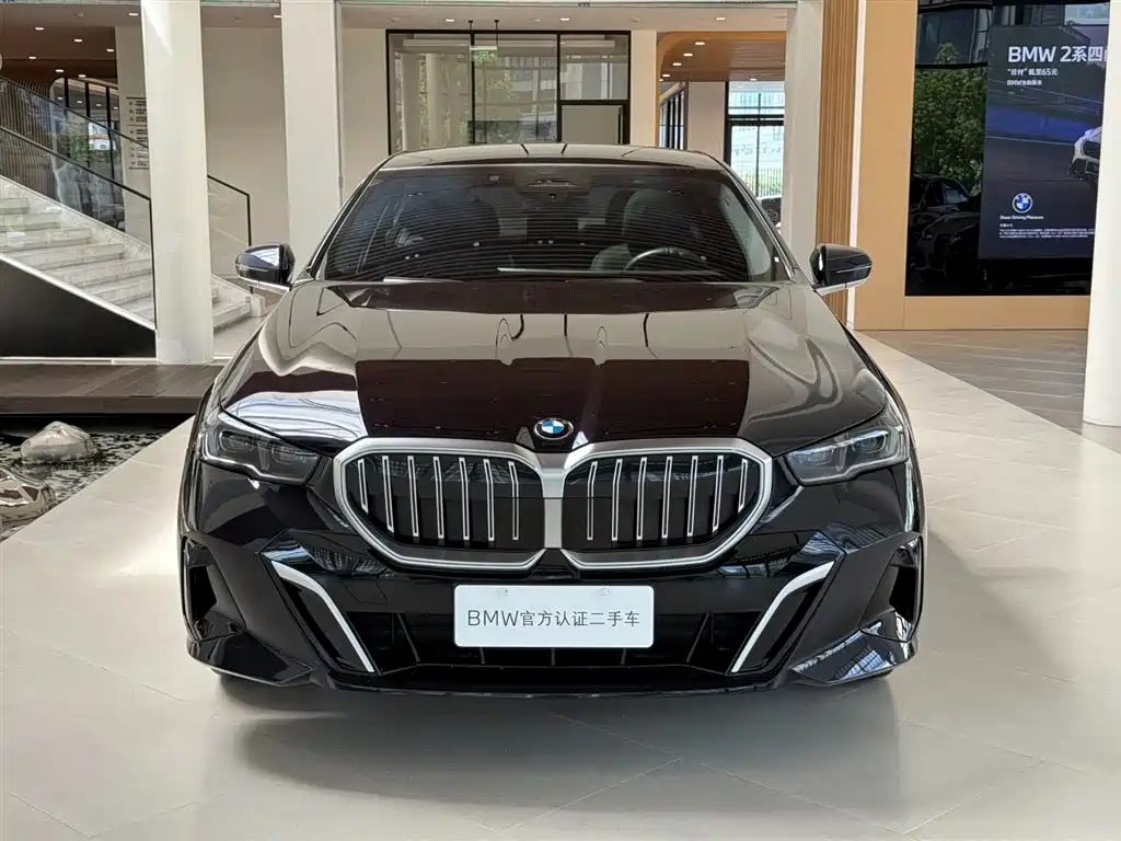 BMW 5 Series 2025 — фото 14