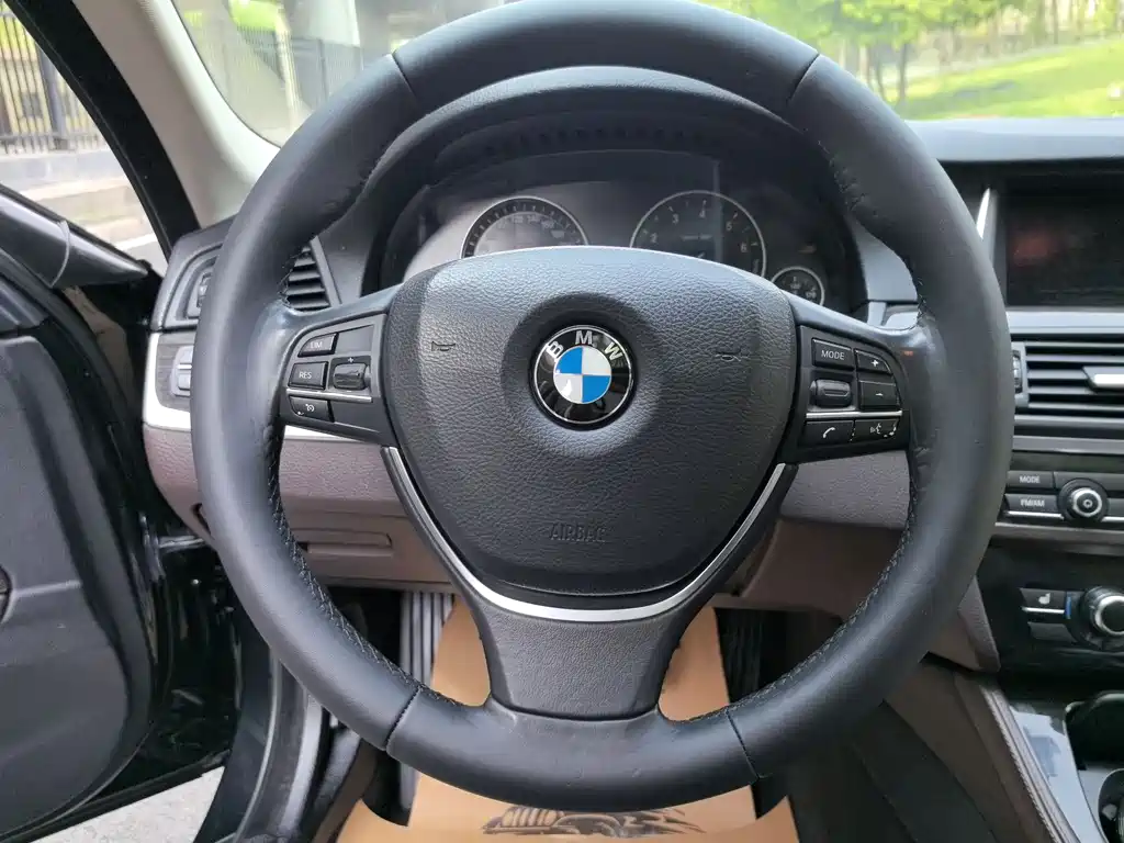 BMW 5 Series 2015 — фото 9