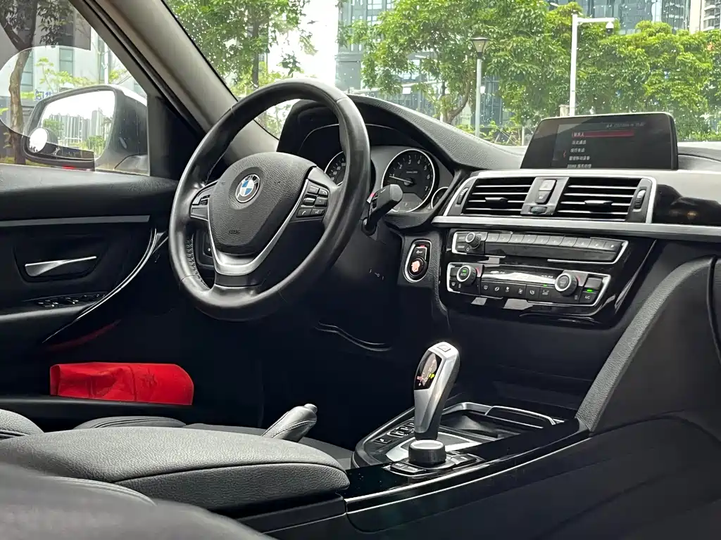 BMW 3 Series 2018 — фото 12