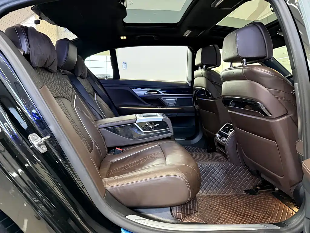 BMW 7 Series 2020 — фото 10