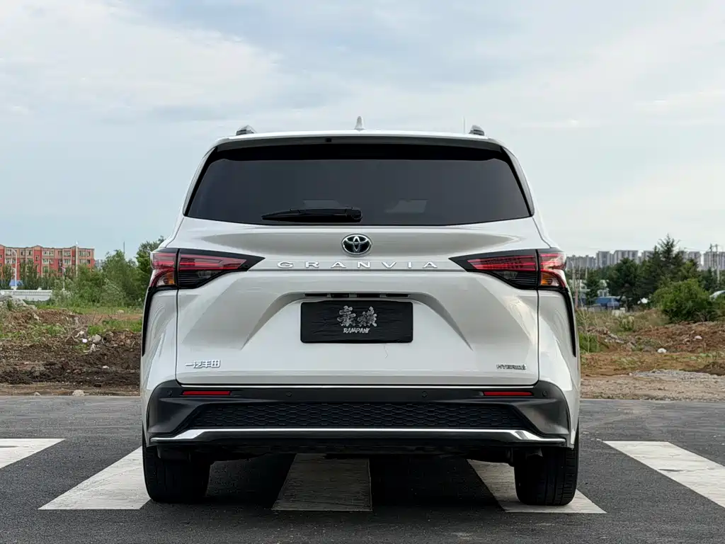 Toyota Granvia 2024