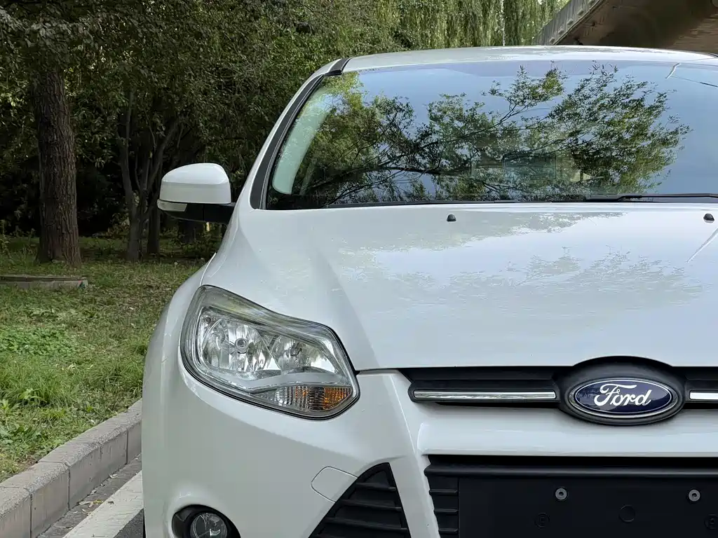 Ford Focus 2015 — фото 12