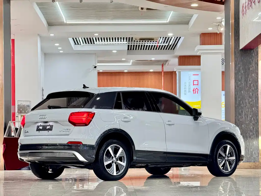 Audi Q2L e-tron 2021 — фото 2