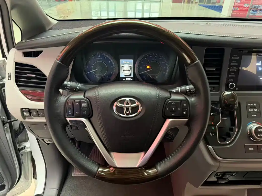 Toyota Sienna 2020 — фото 15