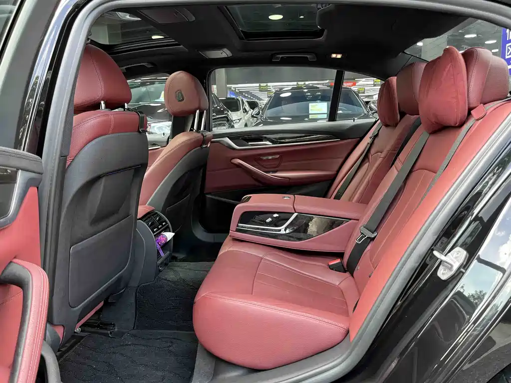 BMW 5 Series 2018 — фото 10