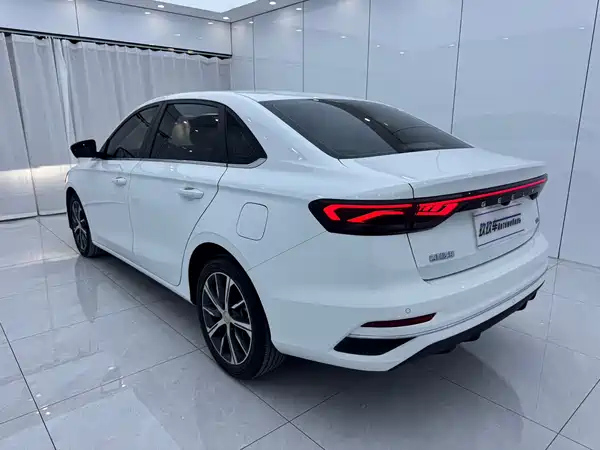Geely Emgrand 2022