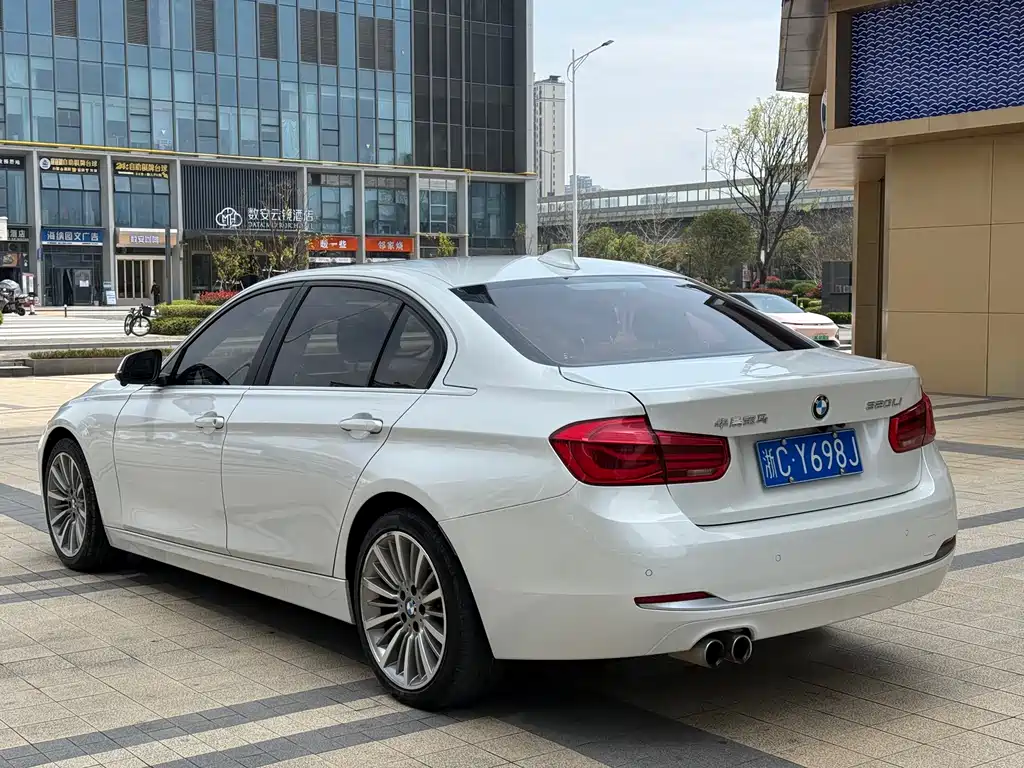 BMW 3 Series 2019 — фото 11