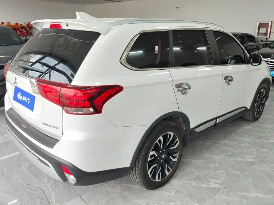 Mitsubishi Outlander 2020 — фото 3