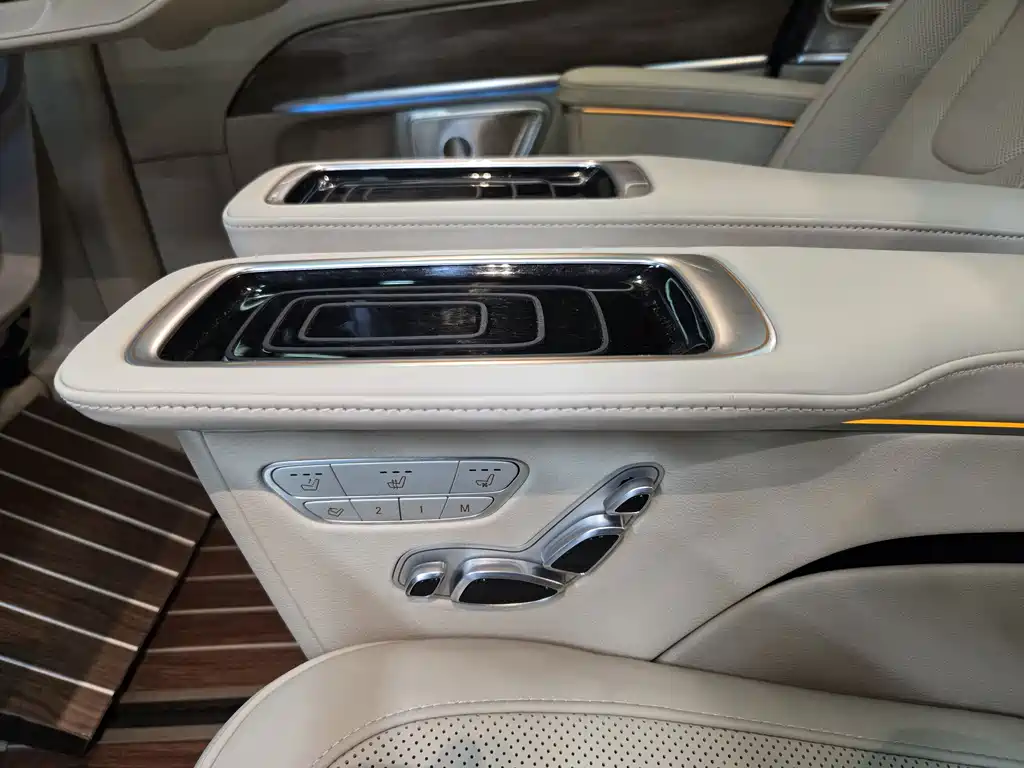 Mercedes-Benz V-Class 2023 — фото 8