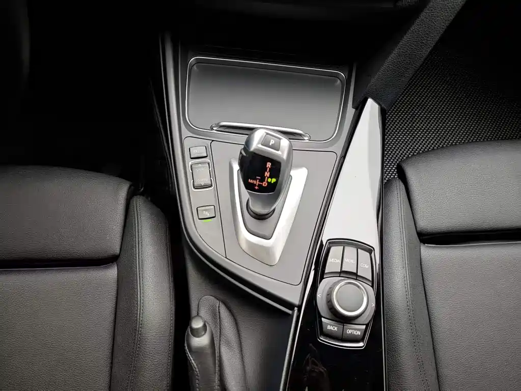 BMW 3 Series 2017 — фото 12