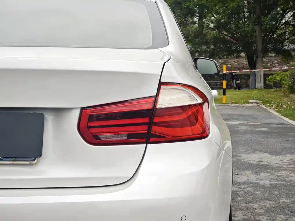 BMW 3 Series 2017 — фото 22