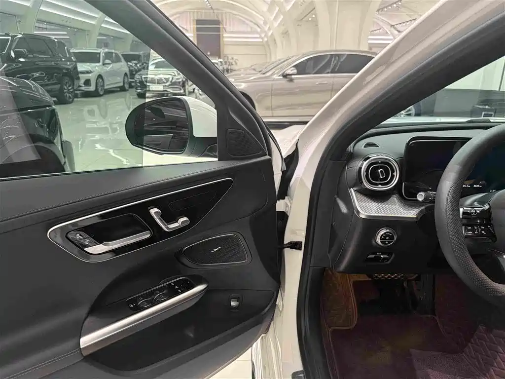 Mercedes-Benz C-Class 2025 — фото 10