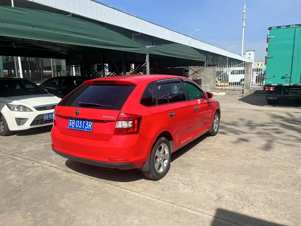 Skoda Rapid Spaceback 2014 — фото 4