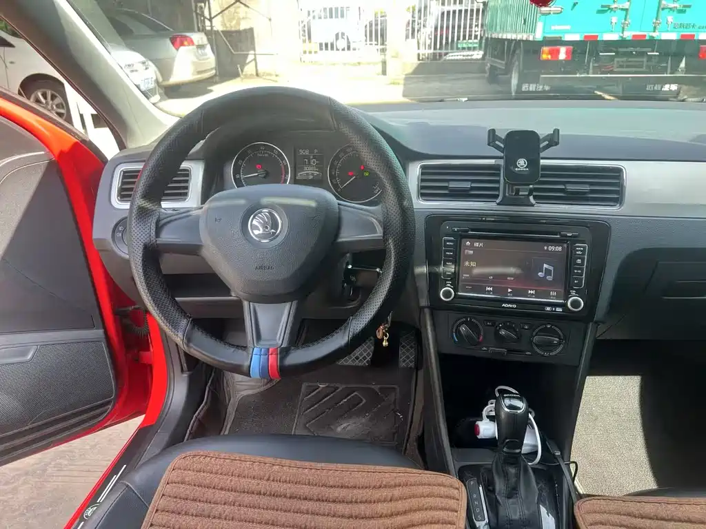 Skoda Rapid Spaceback 2014 — фото 7