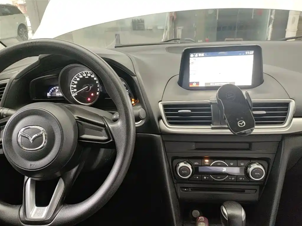 Mazda 3 Axela 2017 — фото 10