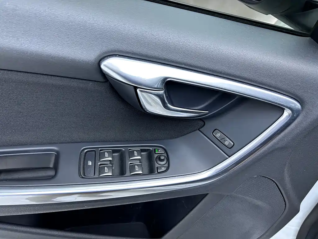 Volvo S60 2016 — фото 12