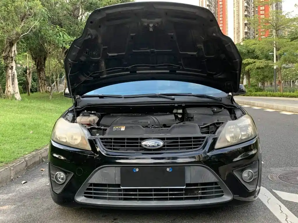 Ford Focus 2010 — фото 11