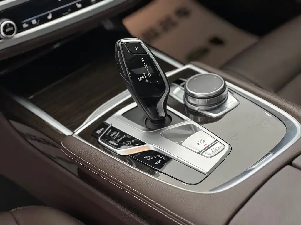 BMW 7 Series 2017 — фото 14