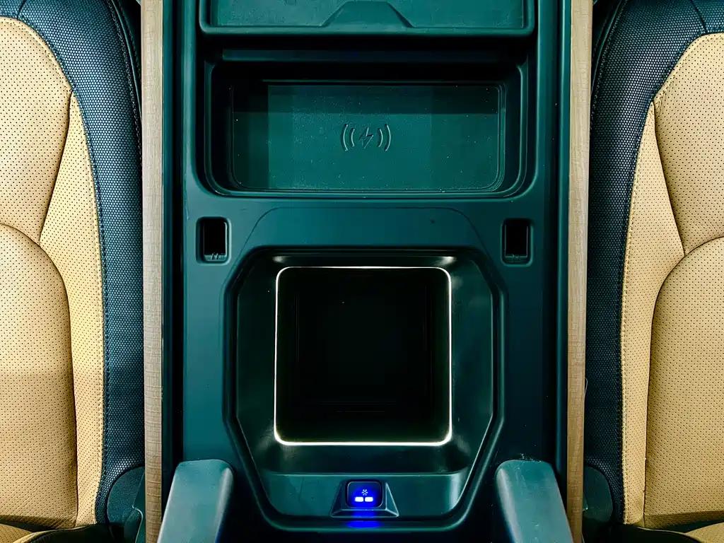 Land Rover Defender 2024 — фото 18