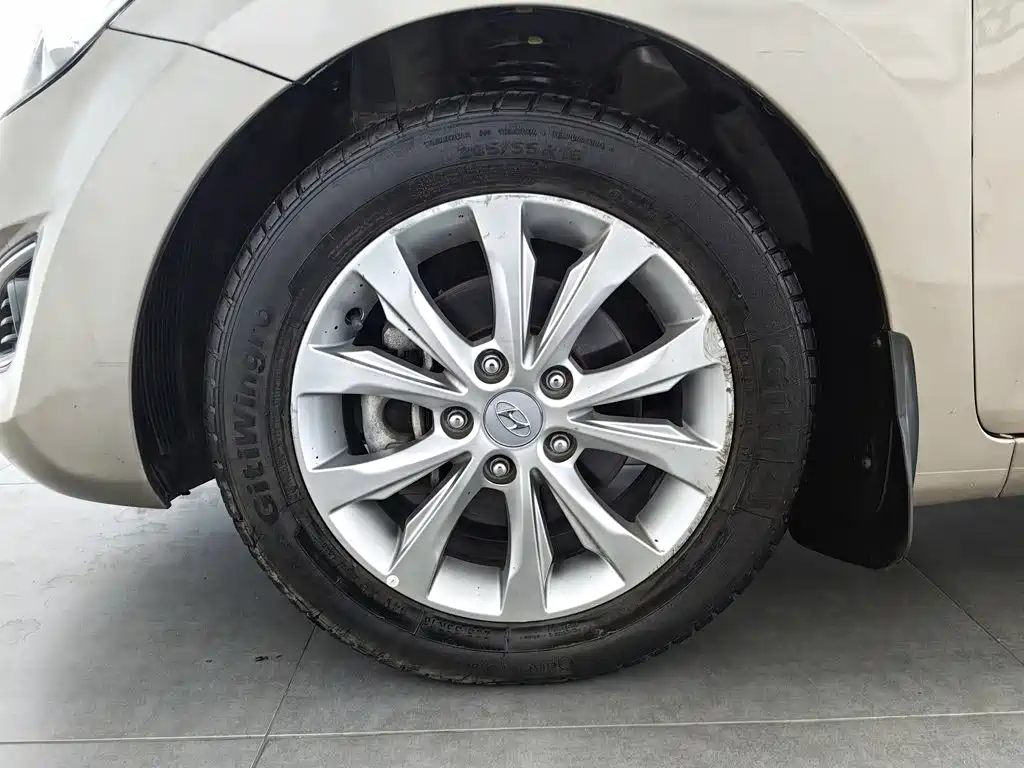Hyundai Elantra 2016 — фото 17