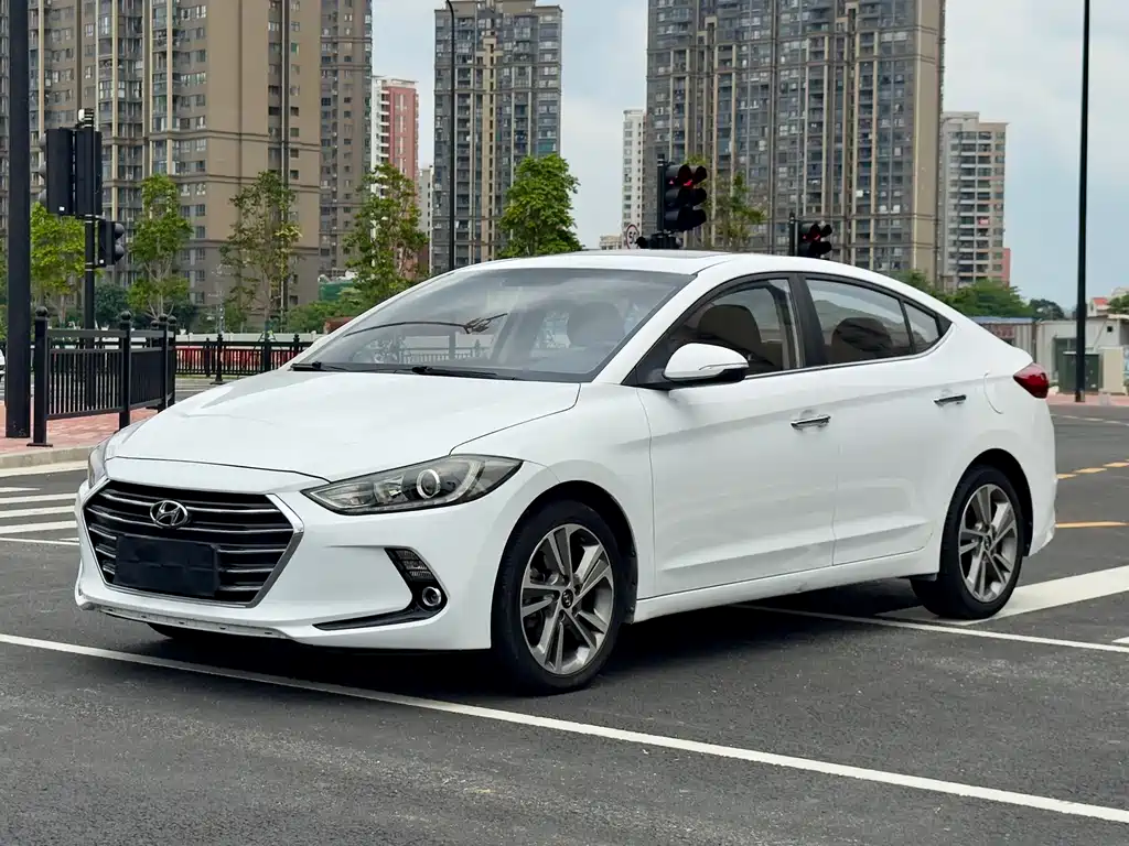 Hyundai Elantra 2018 — фото 1
