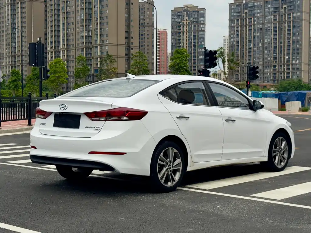 Hyundai Elantra 2018 — фото 9