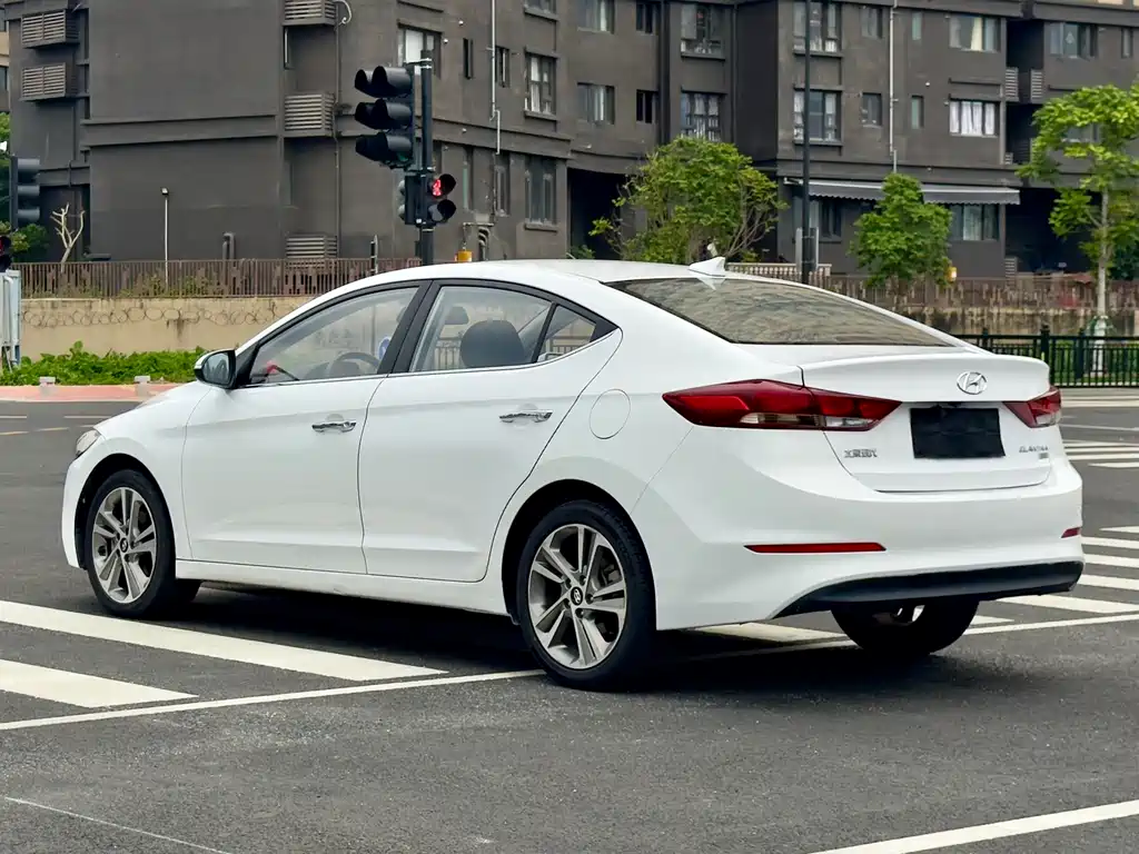 Hyundai Elantra 2018 — фото 11