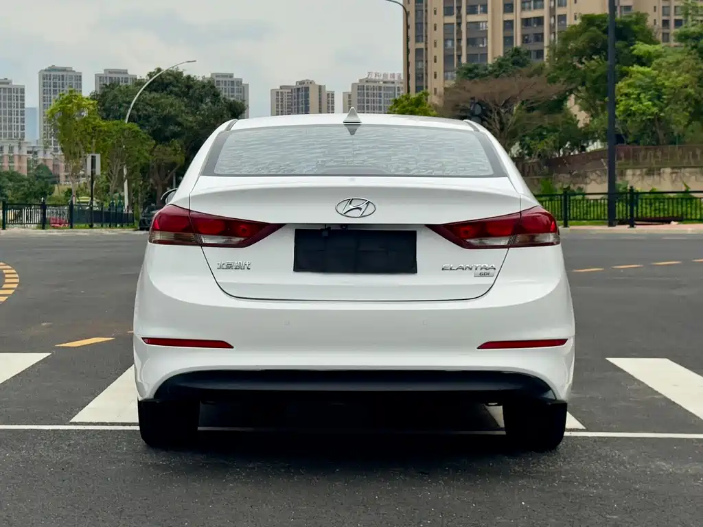 Hyundai Elantra 2018 — фото 10