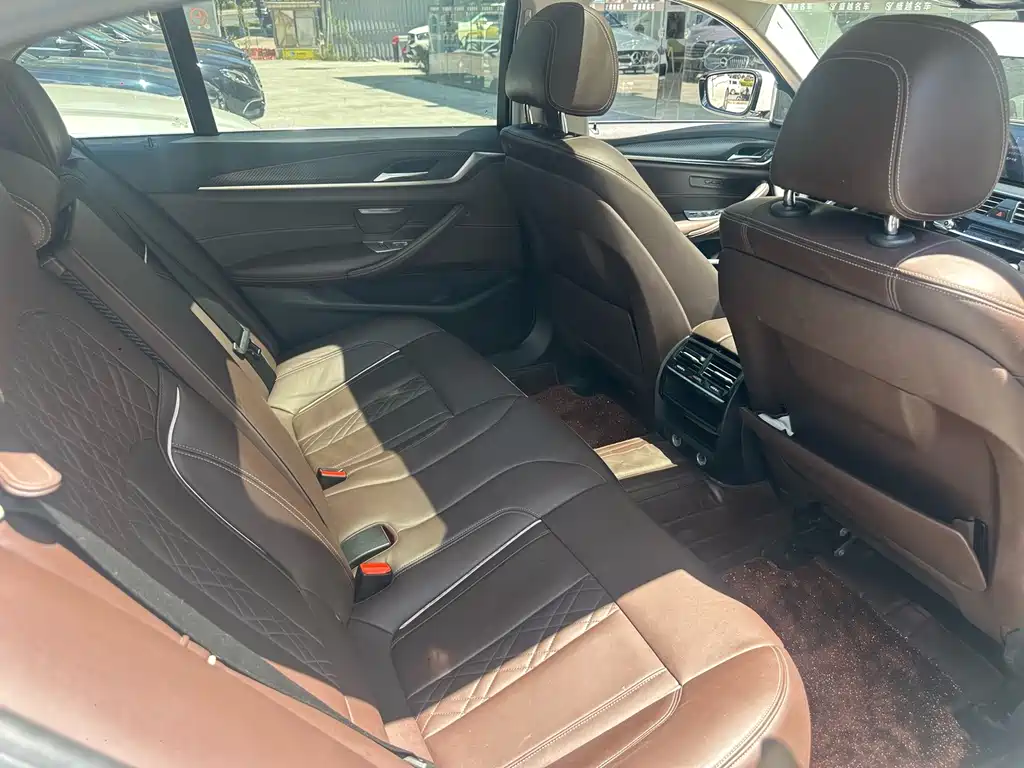 BMW 5 Series 2019 — фото 11