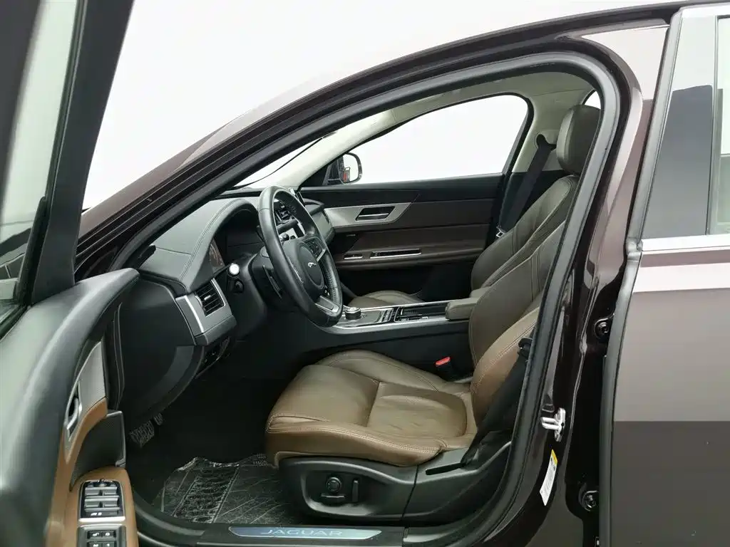 Jaguar XFL 2021 — фото 10