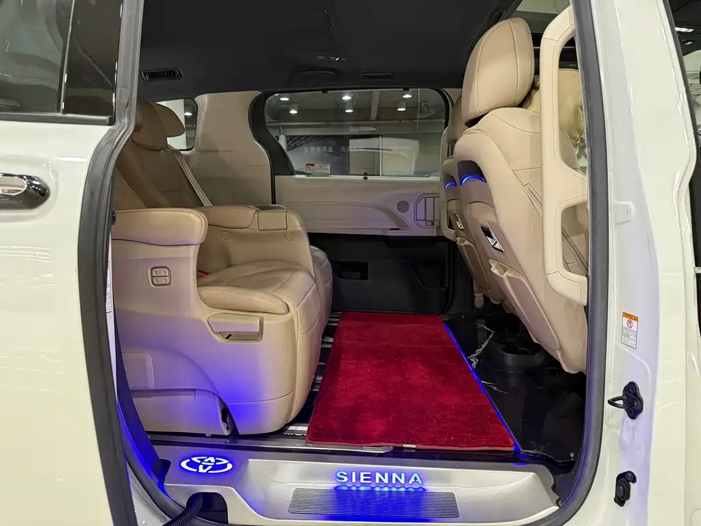 Toyota Sienna 2023 — фото 16