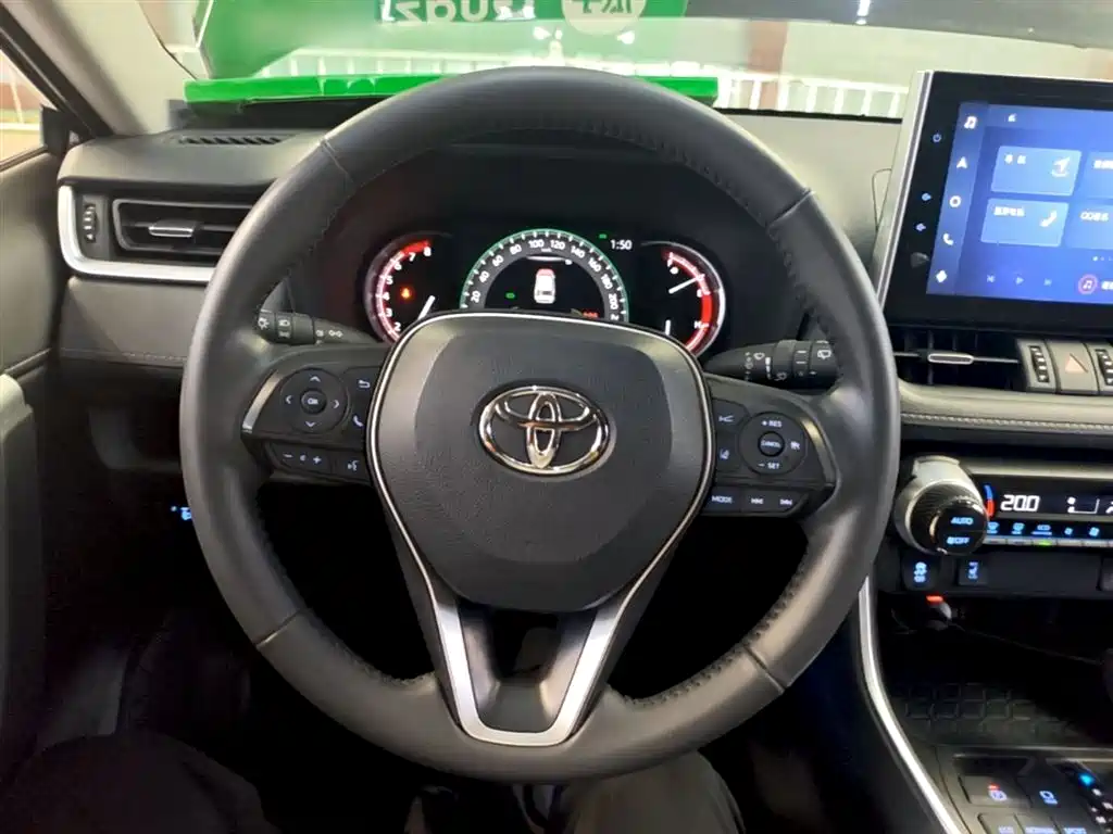 Toyota RAV4 2022 — фото 11