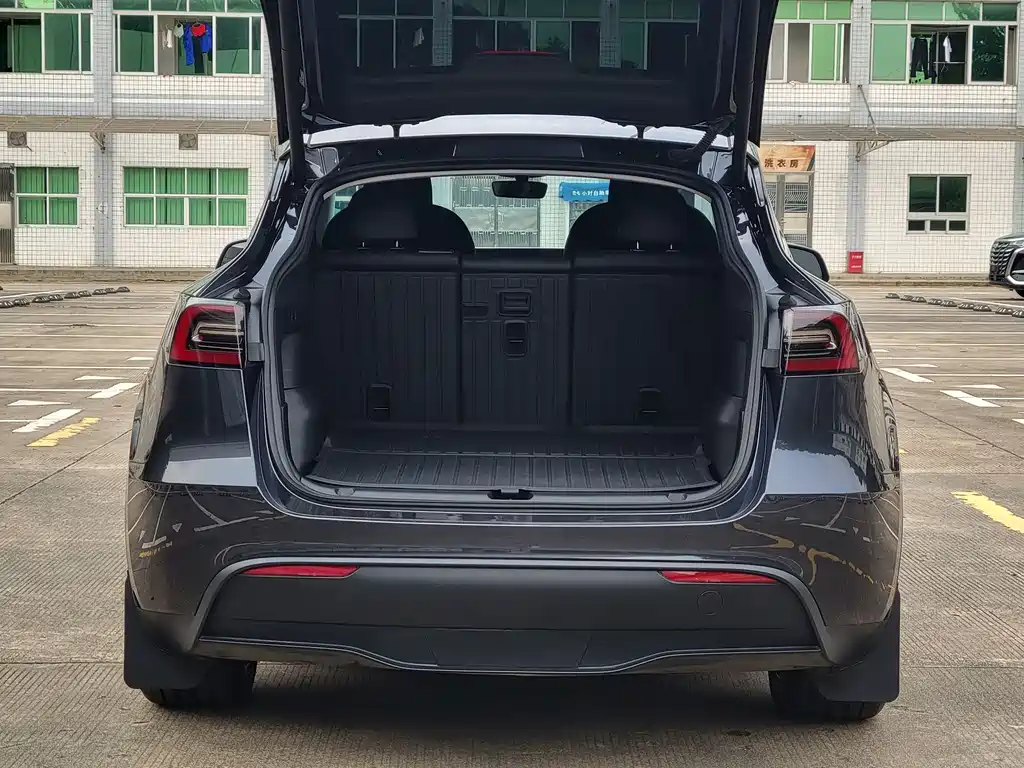 Tesla Model Y 2025 — фото 11