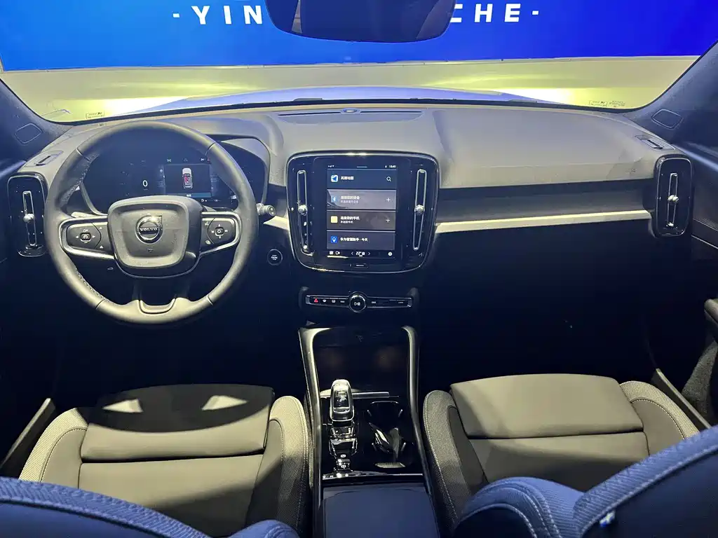 Volvo XC40 2023 — фото 10