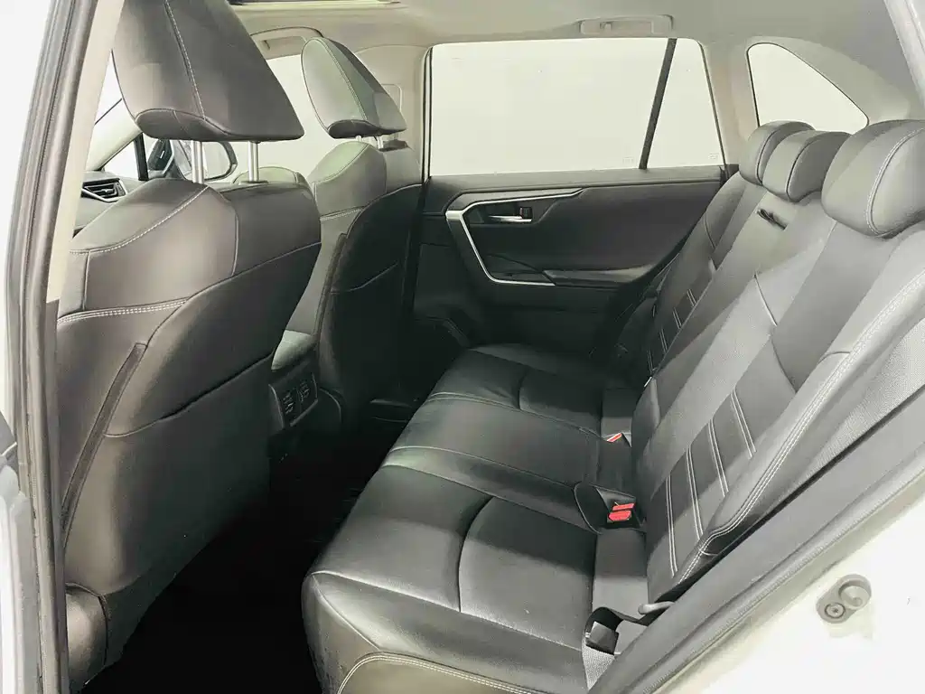 Toyota RAV4 2021 — фото 10
