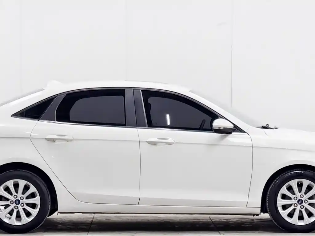 Ford Escort 2016 — фото 8
