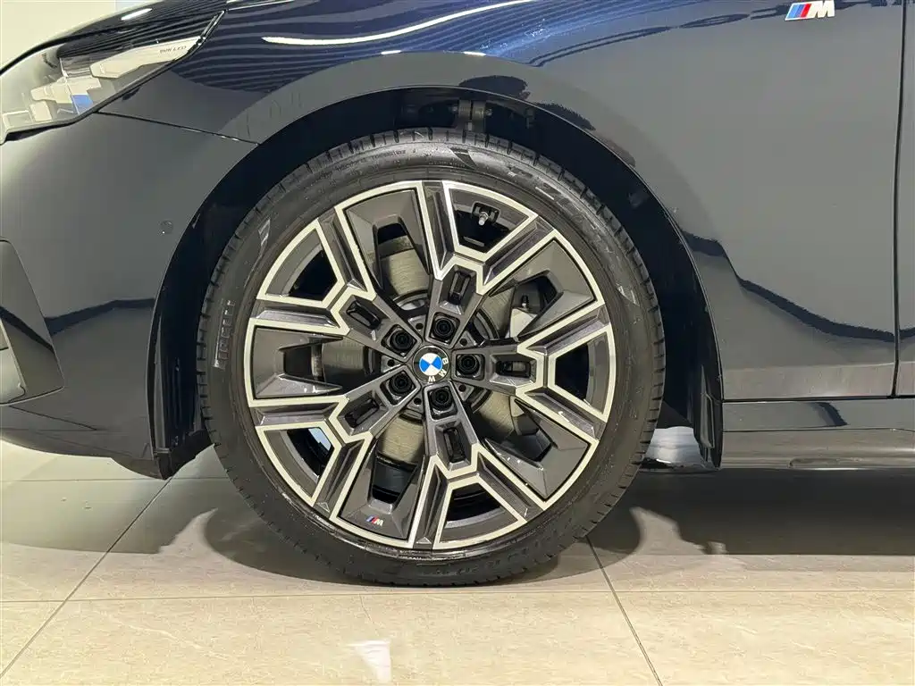 BMW 5 Series 2025 — фото 10