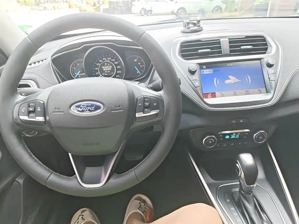 Ford Escort 2018 — фото 10