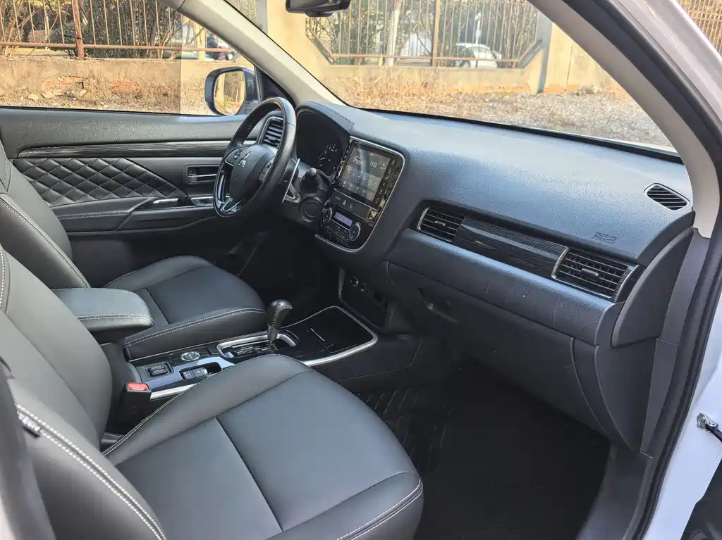 Mitsubishi Outlander 2020 — фото 25