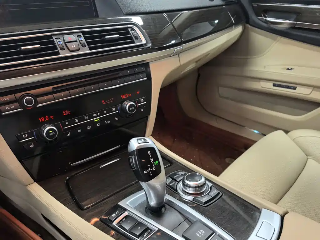BMW 7 Series 2010 — фото 11