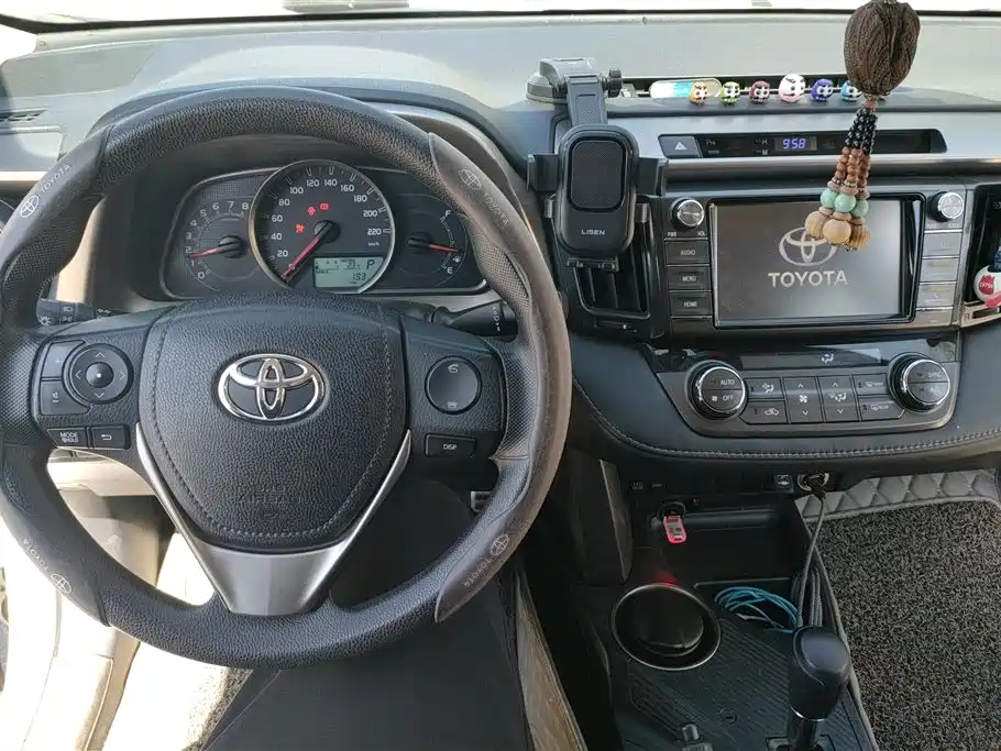 Toyota RAV4 2016 — фото 12