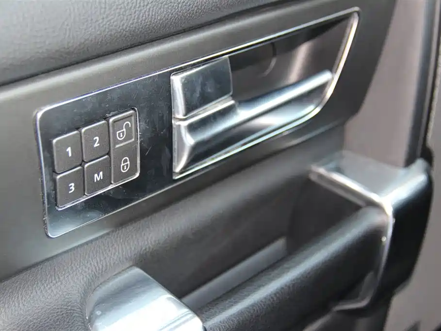 Land Rover Discovery 2015 — фото 22