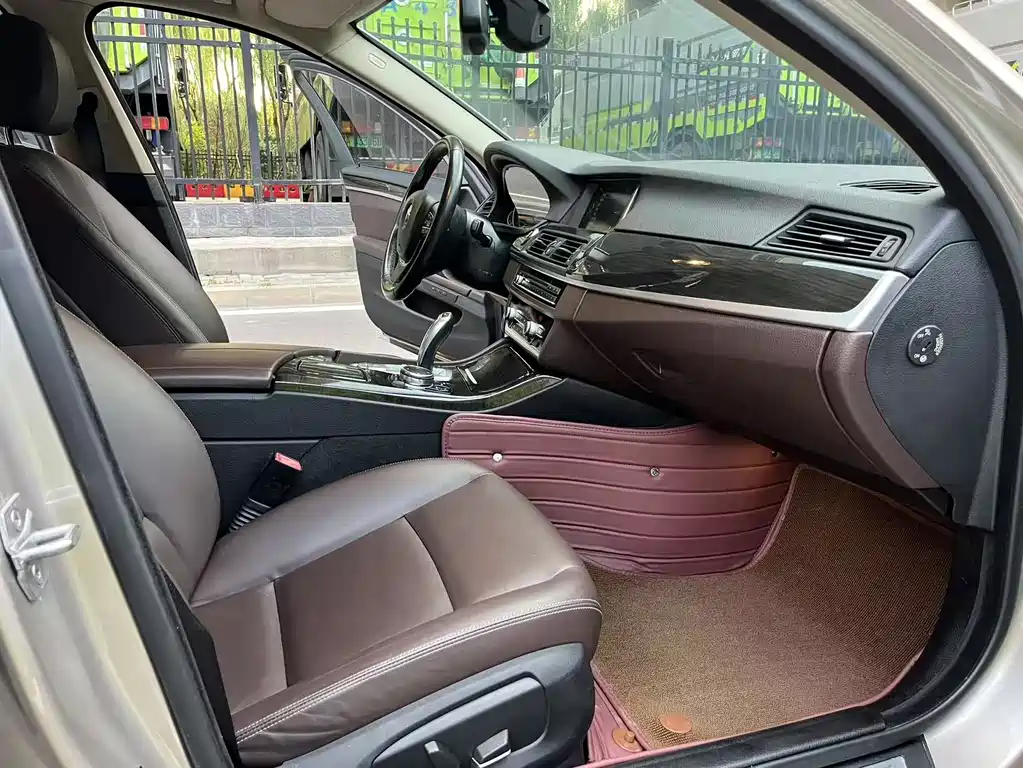 BMW 5 Series 2017 — фото 17