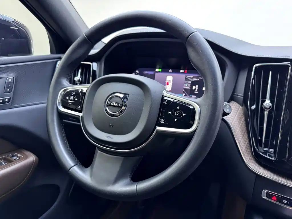 Volvo XC60 2023 — фото 13