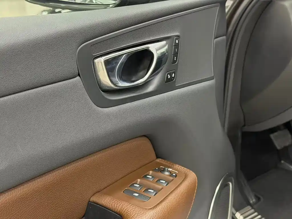 Volvo XC60 2019 — фото 15